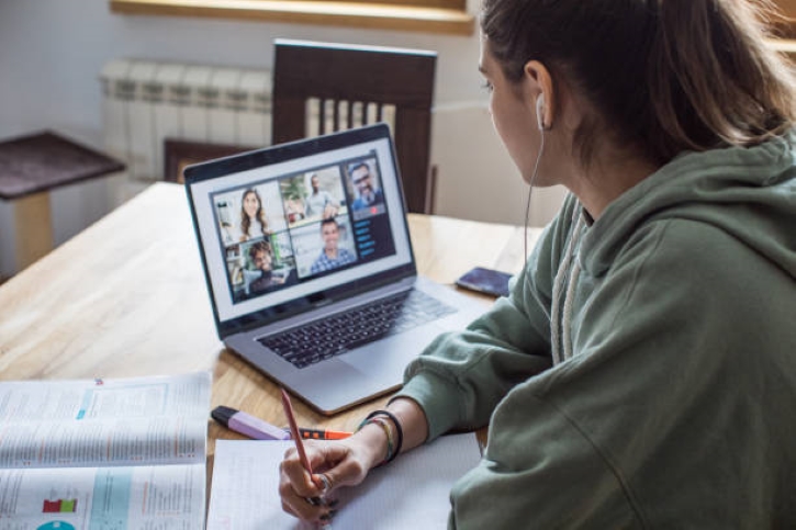 La technologie numérique et l’informatique évoluent à une vitesse incroyable à tel point qu’elles deviennent les piliers de plusieurs secteurs professionnels. En effet, l’utilisation de matériel informatique est de plus en plus marquée dans les bureaux et pour de nombreuses tâches, aussi petites soient-elles. Ainsi, il est essentiel pour toute personne de savoir manier correctement les logiciels requis. À titre d’exemple, la maîtrise de la bureautique permet d’optimiser la productivité en traitant plusieurs tâches dans les plus brefs délais. L’idée d’intégrer ces compétences dans votre CV constituera sans aucun doute un atout crucial lors d’un entretien ou d’une demande de promotion. C’est la raison pour laquelle les formations en informatique figurent parmi les plus populaires en France.